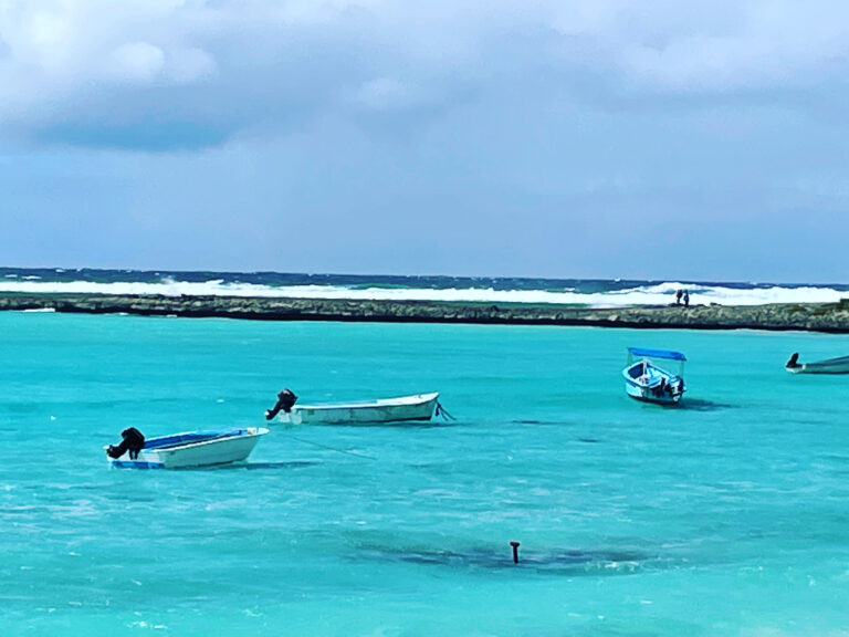 A Rodrigues, Les pêcheurs laissent les moteurs sur les bateaux