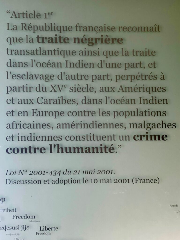 Le premier article de la loi du 21 mai 2001 (« loi Taubira ») reproduit au Mémorial de l’abolition de l’esclavage de Nantes © S. Patel De Zorzi