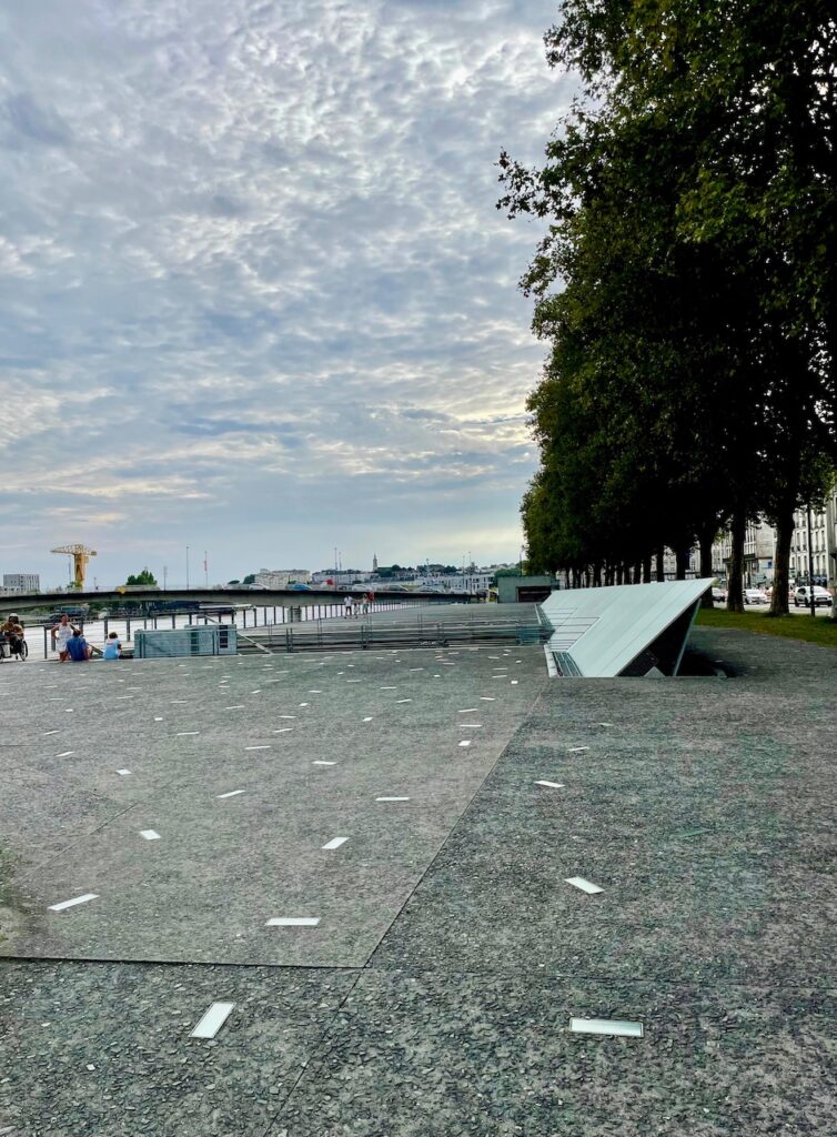Sur le quai de la Fosse, 2 000 petites plaques commémoratives mentionnent les expéditions négrières parties de Nantes © S. Patel De Zorzi
