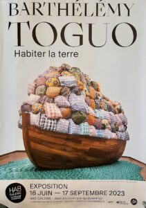 Affiche de l’exposition Habiter la terre de Barthélémy Toguo à la HAB Galerie © S. Patel De Zorzi
