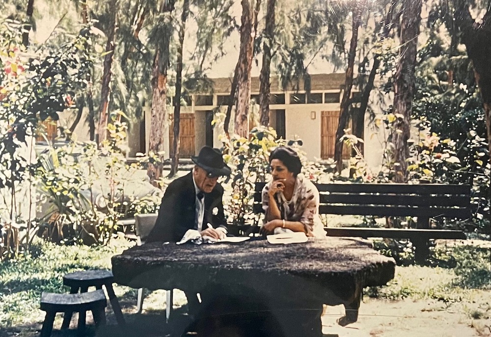 Malcolm de Chazal et Indira Devi Dhanrajgiriji, photo prise par Bernard Violet exposée à la Halle Saint Pierre