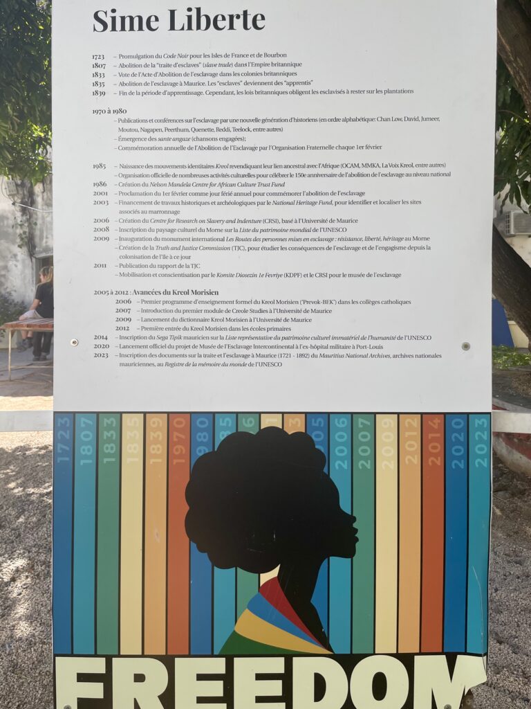 Panneau explicatif dans la cour du musée intercotinental de l'esclavage de Port-Louis © S. Patel De Zorzi