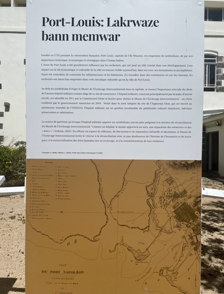 Panneau explicatif dans la cour du musée intercontinental de l'esclavage de Port-Louis © S. Patel De Zorzi