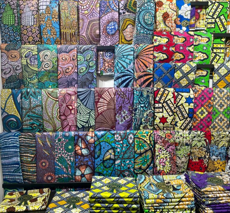 Wax dans une boutique du quartier de Château Rouge à Paris. © Soraya Patel De Zorzi