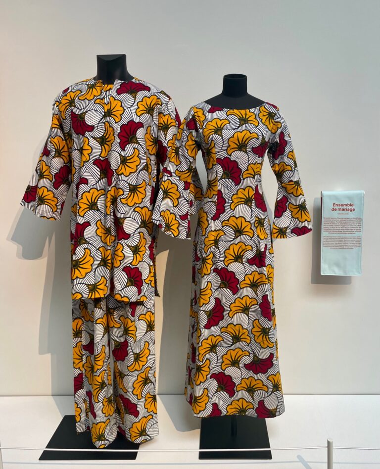 Deux tenues en wax de motif Fleur de mariage qui ont été portées par des fiancés en région parisienne, exposées au Musée de l’Homme. © Soraya Patel De Zorzi