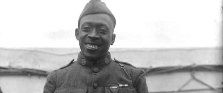Henry Johnson arborant sa Croix de guerre - Wikipédia Commons