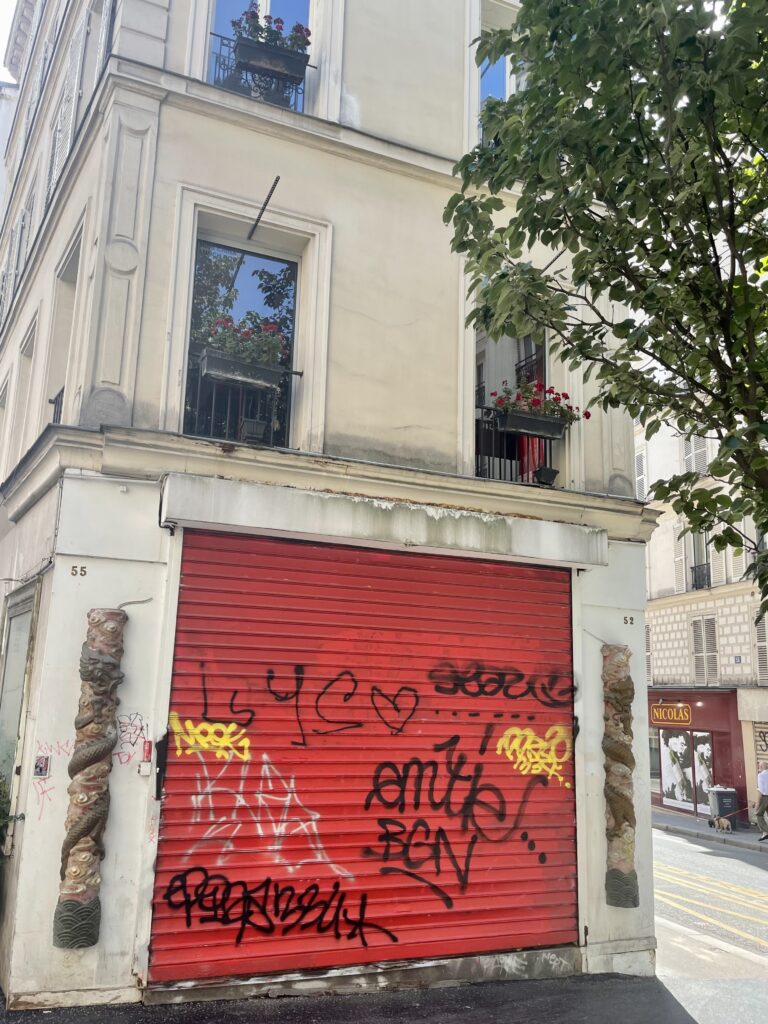 Façade du 52, rue Pigalle, autrefois le club de jazz Grand Duc © Soraya Patel De Zorzi