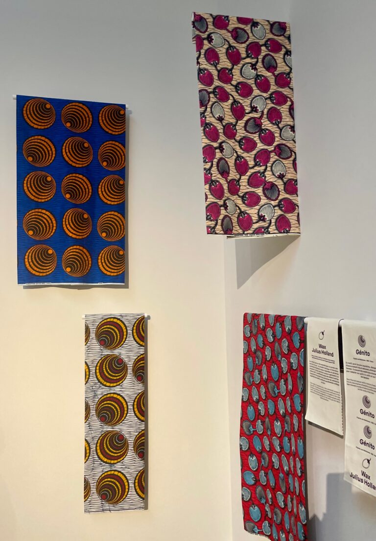 Deux coupons de wax au motif Genito à gauche, dans divers coloris © Soraya Patel De Zorzi