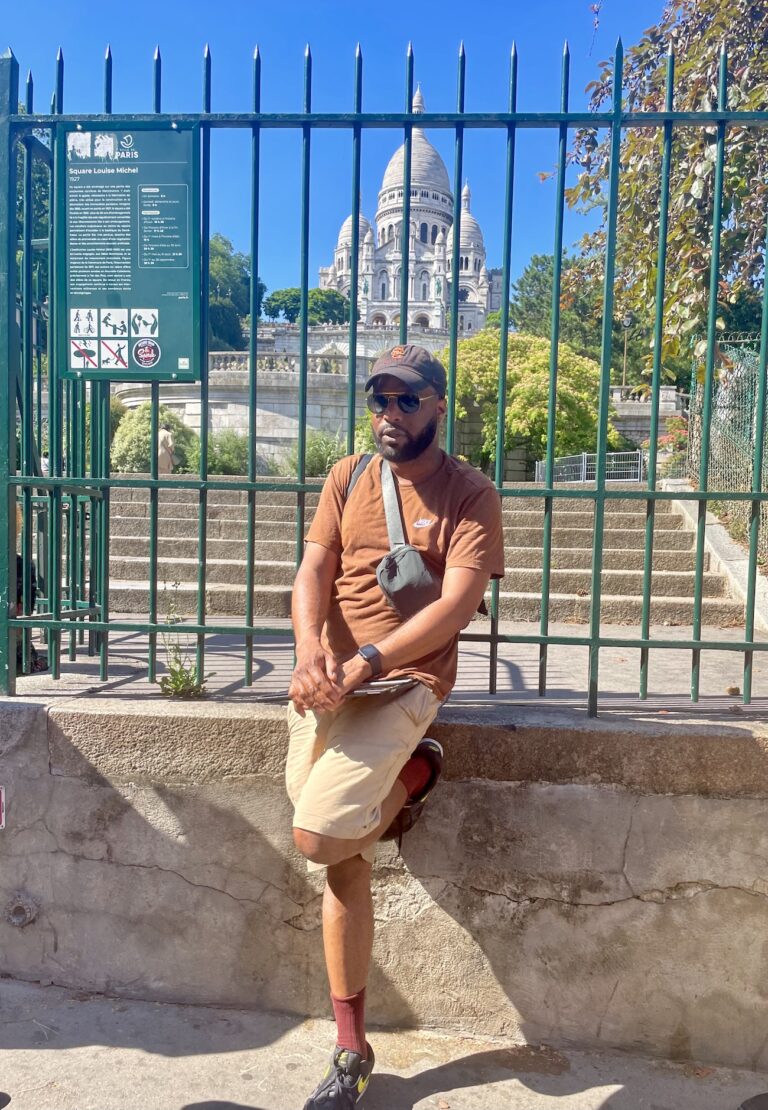 Notre guide devant le square Louise Michel et la basilique du Sacré Cœur © Soraya Patel De Zorzi