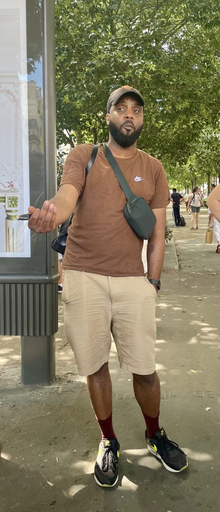 Kévi Donat au début de la visite « Le Swing de la Rive droite » © Soraya Patel De Zorzi