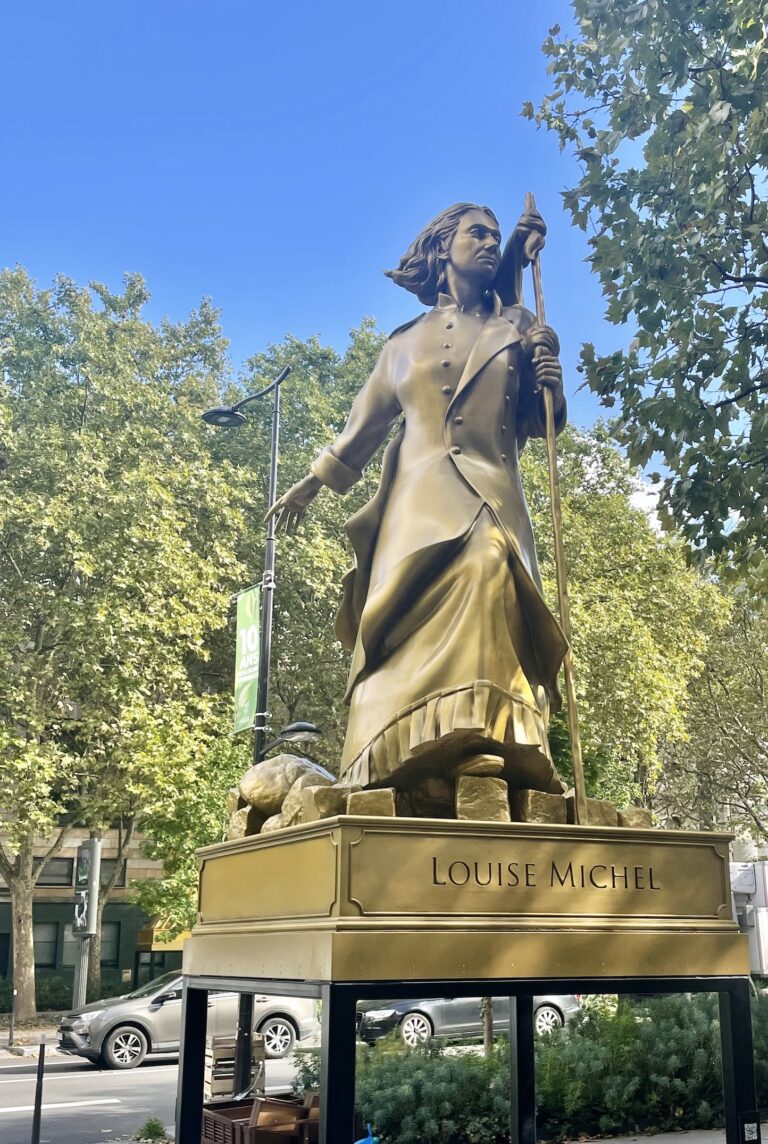 Monumentale statue de Louise Michel rue de la Chapelle (Paris 18e) © Soraya Patel De Zorzi