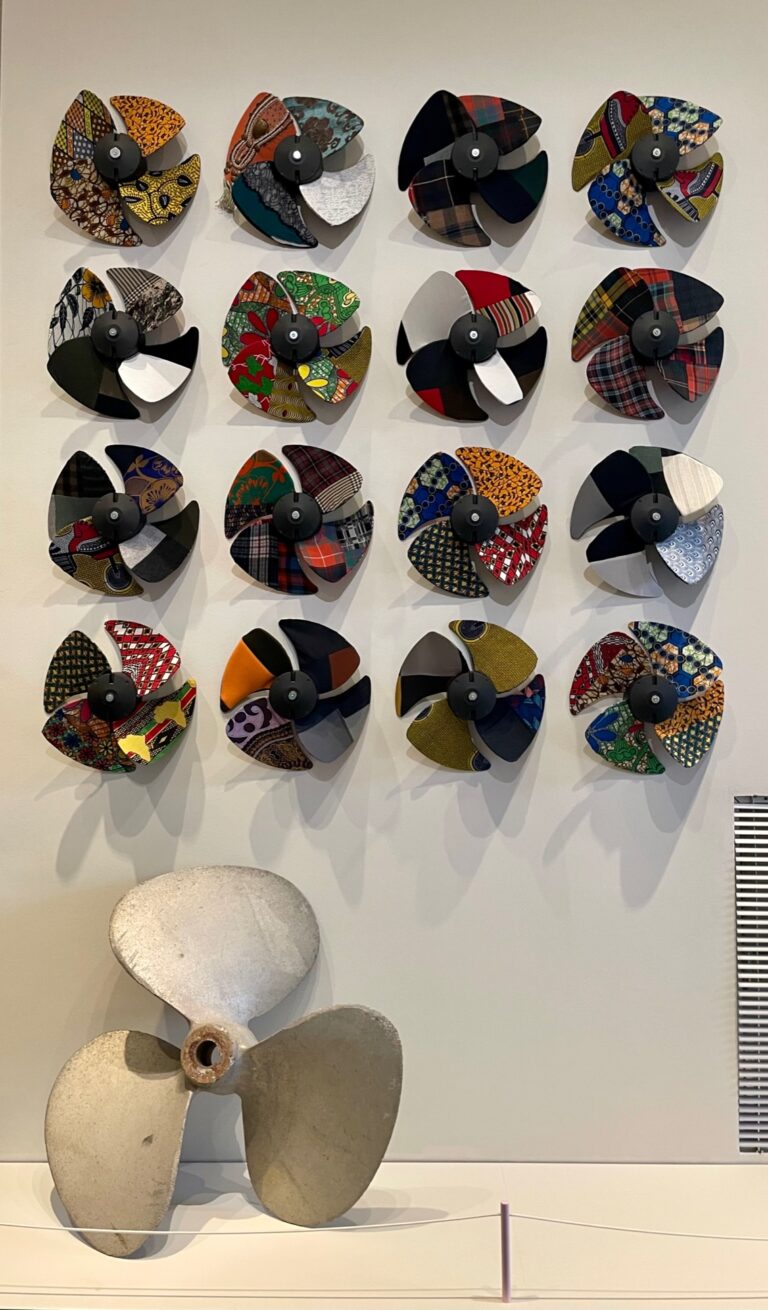 Œuvre de la série Ventilate, de l’artiste Lamyne M - une installation qui interroge l’impact de l’industrie textile sur le réchauffement climatique. © S. Patel De Zorzi