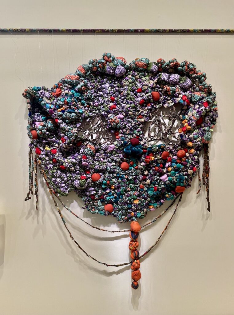 Ada Aku (Daughter of Wealth), œuvre de l’artiste nigéran Samuel Nnorom : chaque bulle de tissu représente un membre de sa communauté © S. Patel De Zorzi