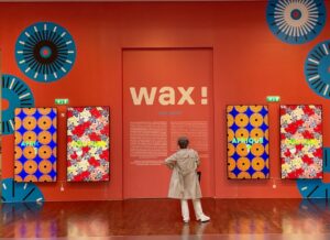 Lire la suite à propos de l’article Expo Wax au musée de l’Homme à Paris : d’objet colonial à symbole culturel africain