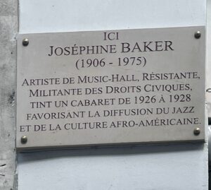 Plaque commémorative au 42 rue Fontaine © Soraya Patel De Zorzi