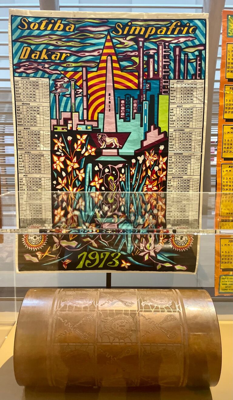 Calendrier annuel 1973 imprimé pour les employés et rouleau d'impression de wax de l'usine Sotiba Simpafric. © Soraya Patel De Zorzi