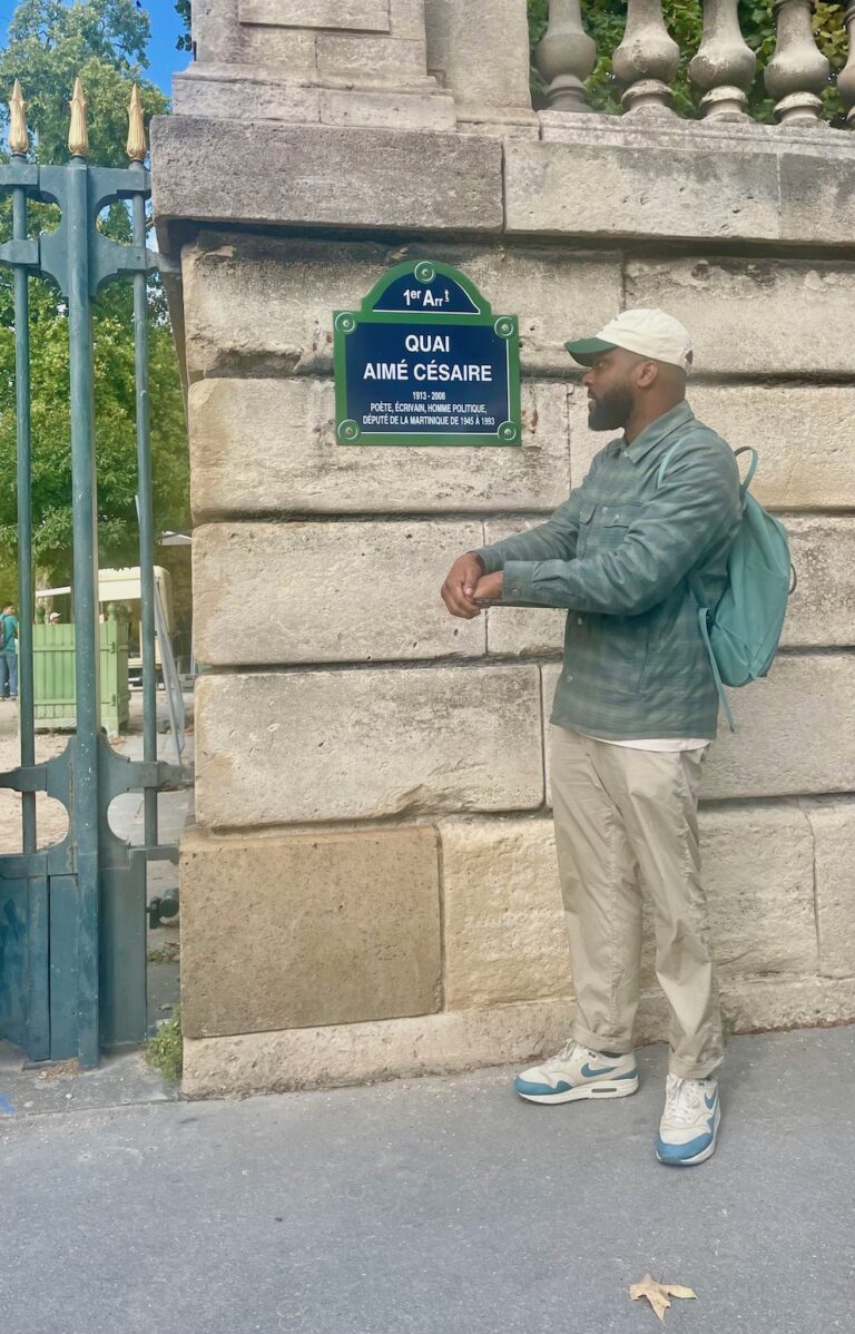 Kévi Donat à côté de la plaque du quai Aimé Césaire © Soraya Patel De Zorzi