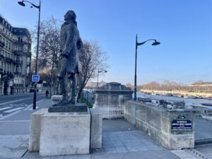 Au bout de la passerelle Senghor (Paris, 7e), la statue de Thomas Jefferson © Soraya Patel De Zorzi