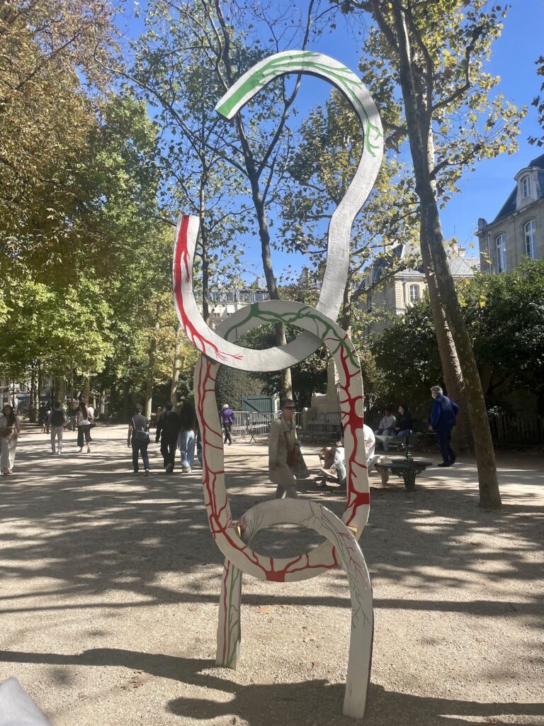 L'autre face du Mémorial de l’abolition de l’esclavage dans le jardin du Luxembourg © Soraya Patel De Zorzi