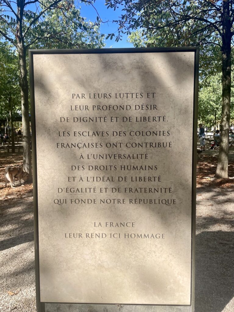 Les deux faces de la stèle qui figure à côté du mémorial dans le jardin du Luxembourg © Soraya Patel De Zorzi