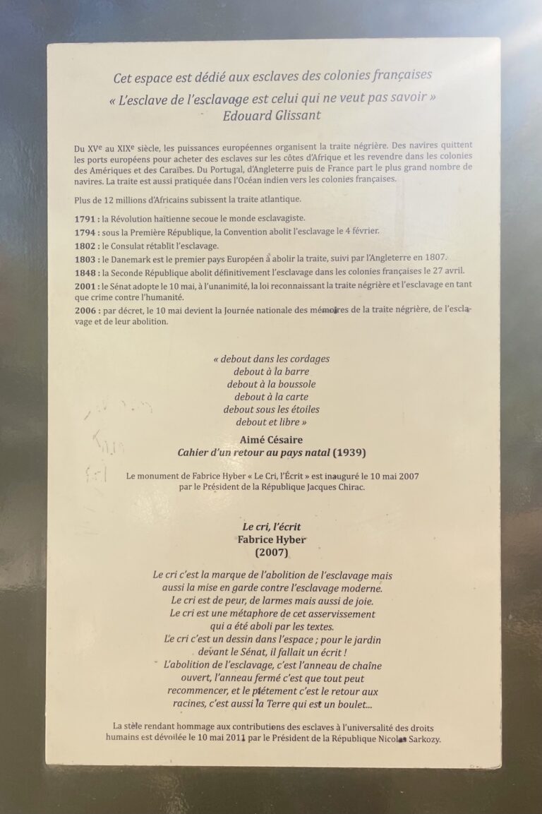 Les deux faces de la stèle qui figure à côté du mémorial dans le jardin du Luxembourg © Soraya Patel De Zorzi