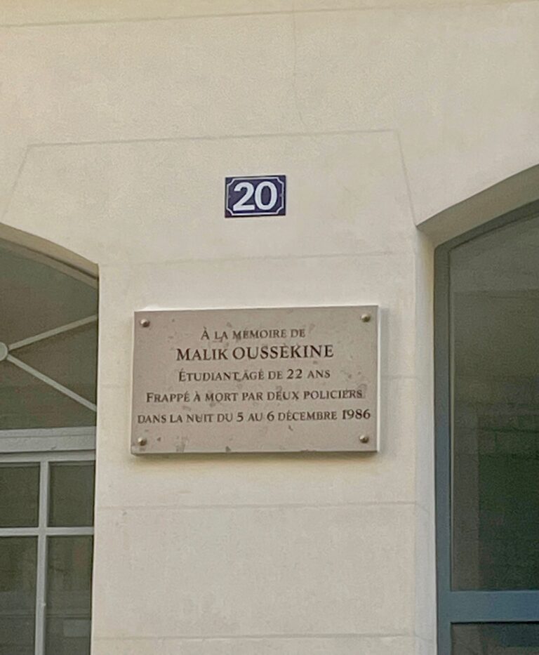 Nouvelle plaque commémorative dévoilée en 2023 en hommage à Malik Oussekine au 20, rue Monsieur-le-Prince, Paris 6e © Soraya Patel De Zorzi