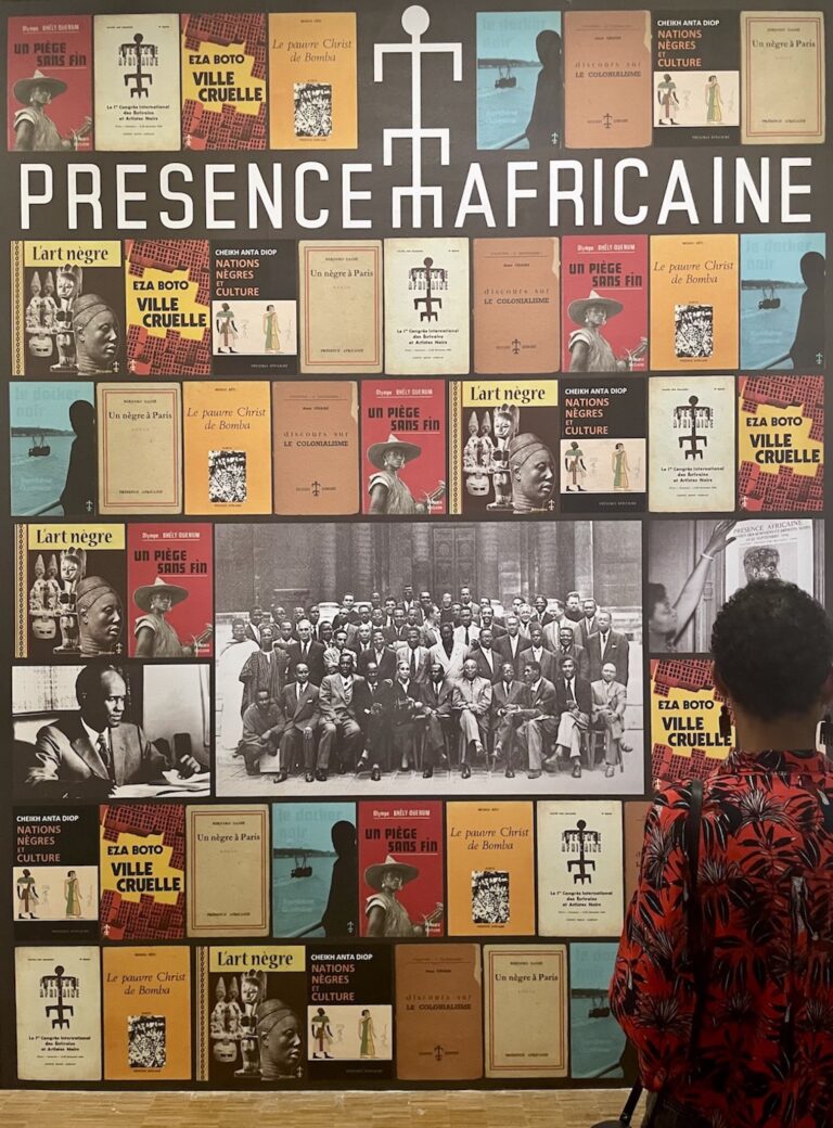 Affiche illustrant les ouvrages publiés par la maison d’édition Présence Africaine, avec au centre la photo du Congrès de 1956, à l’exposition Paris noir. Circulations artistiques et luttes anticoloniales, 1950-2000 au Centre Pompidou (mars-juin 2025) © Soraya Patel De Zorzi