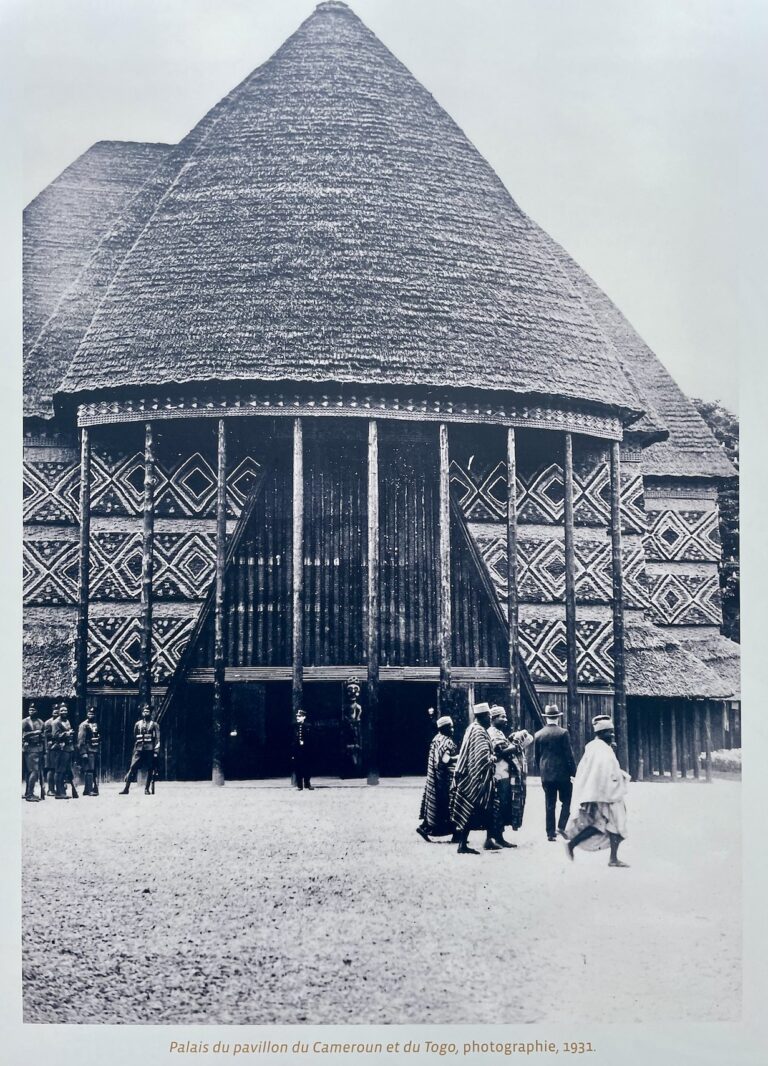 Photo du palais du pavillon du Cameroun et du Togo à l'exposition de 1931 exposée dans le Bois de Vincennes en 2022 © Soraya Patel De Zorzi.