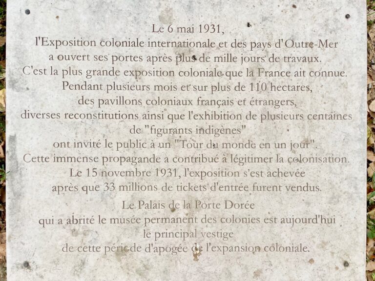 Plaque commémorative rappelant l’organisation de l’exposition coloniale de 1931 dans le Bois de Vincennes. © Soraya Patel De Zorzi