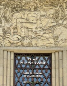 Détail de l'entrée du musée de l'Histoire de l'Immigration et de son bas-relief, avec l’abondance représentée au centre. © Soraya Patel De Zorzi.