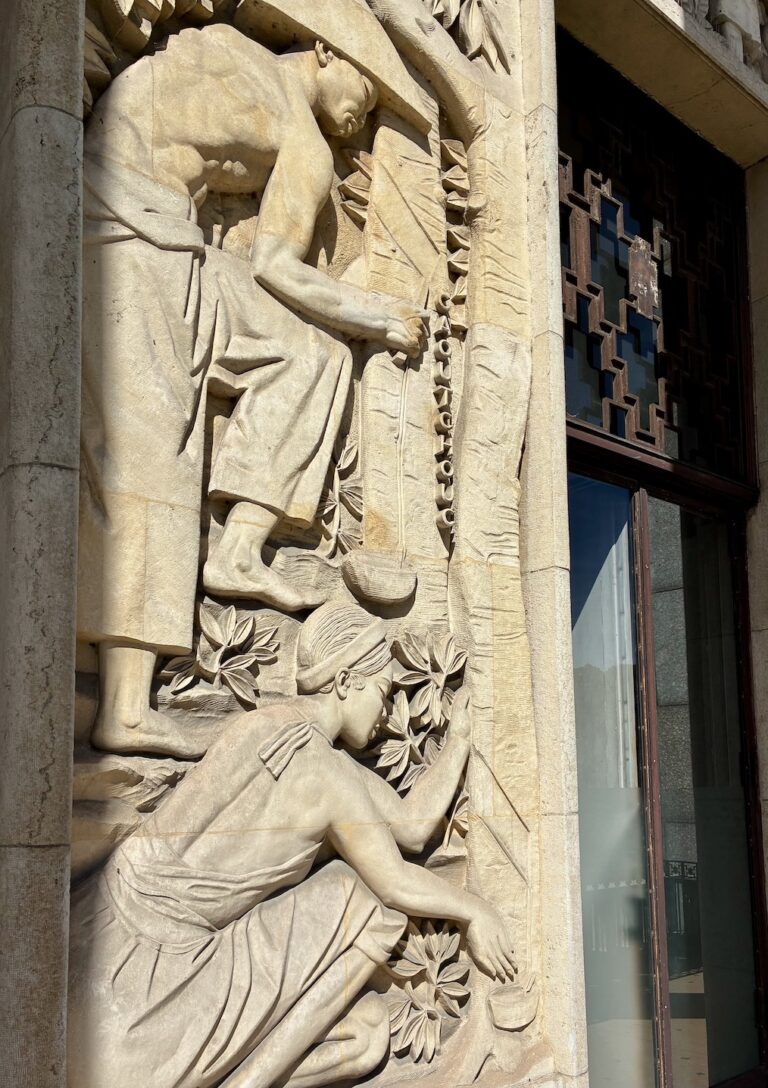 Détails du bas-relief du musée de l'Histoire de l'Immigration et de son bas-relief. © Soraya Patel De Zorzi