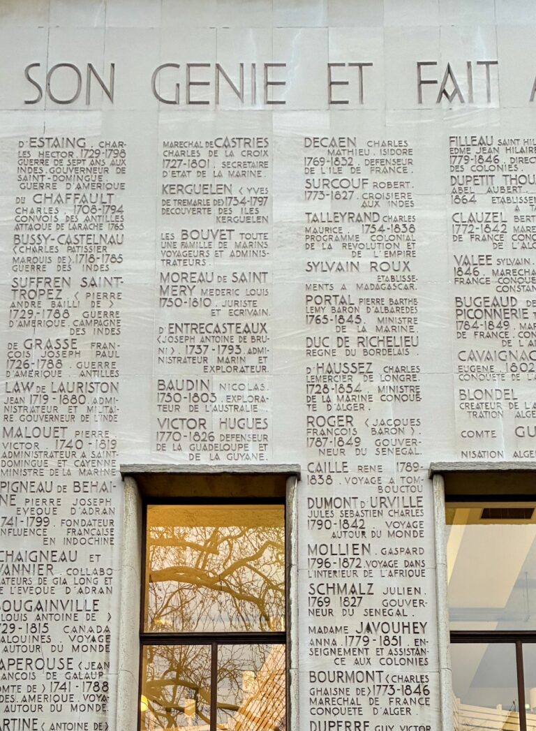 Détails du mur des « grands coloniaux », Palais de la Porte Dorée. © Soraya Patel De Zorzi