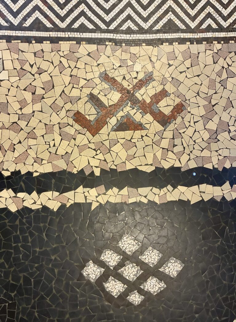 Détail de la mosaïque au seuil du salon Asie © Soraya Patel De Zorzi.