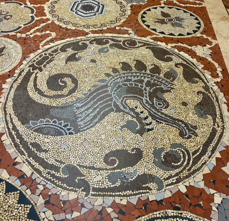 Détails de la mosaïque au sol du Forum © Soraya Patel De Zorzi