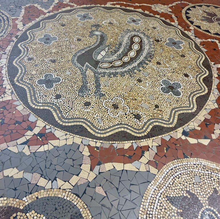 Détails de la mosaïque au sol du Forum © Soraya Patel De Zorzi