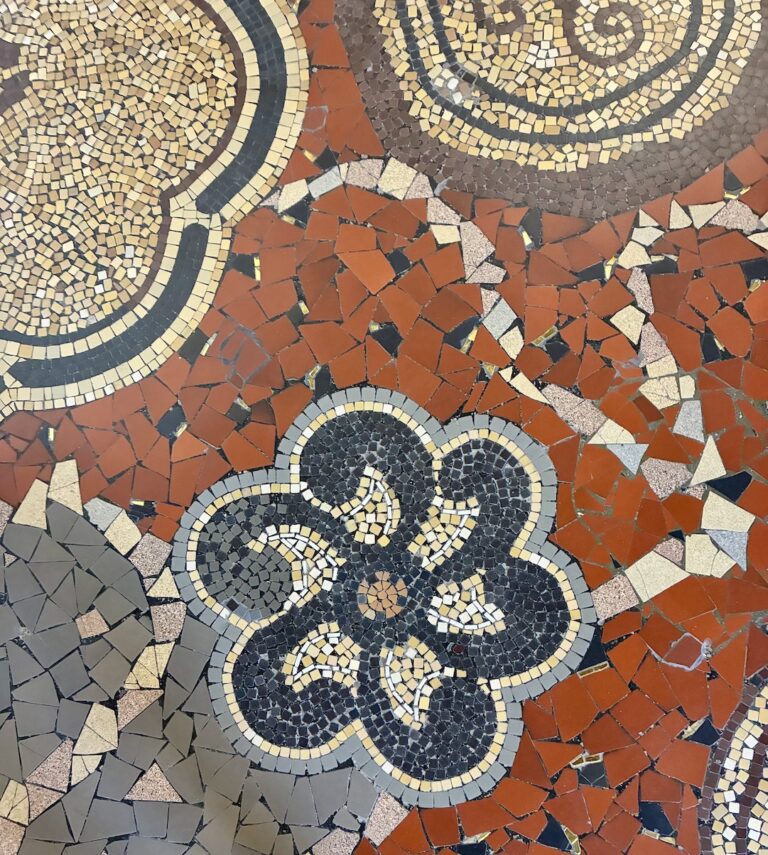 Détails de la mosaïque au sol du Forum © Soraya Patel De Zorzi