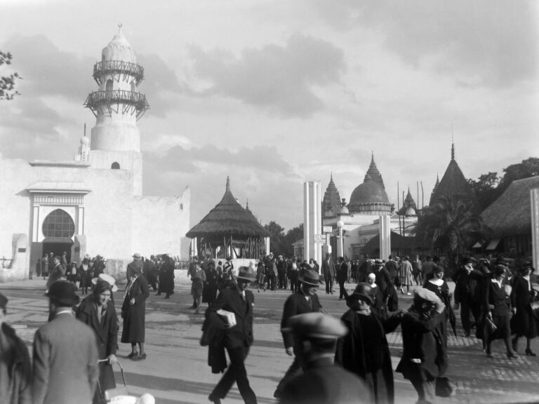 Vue de l’Exposition coloniale de Paris en 1931. À gauche, le pavillon de la Côte française des Somalis © Jean (Marie) Ribéry, via Wikimedia Commons
