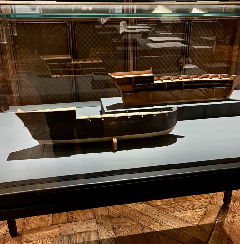 Maquette du Brooks exposée, illustrant l’horreur de la traite de l’esclavage, à la bibliothèque de l’Arsenal en juin 2026 © Soraya Patel De Zorzi