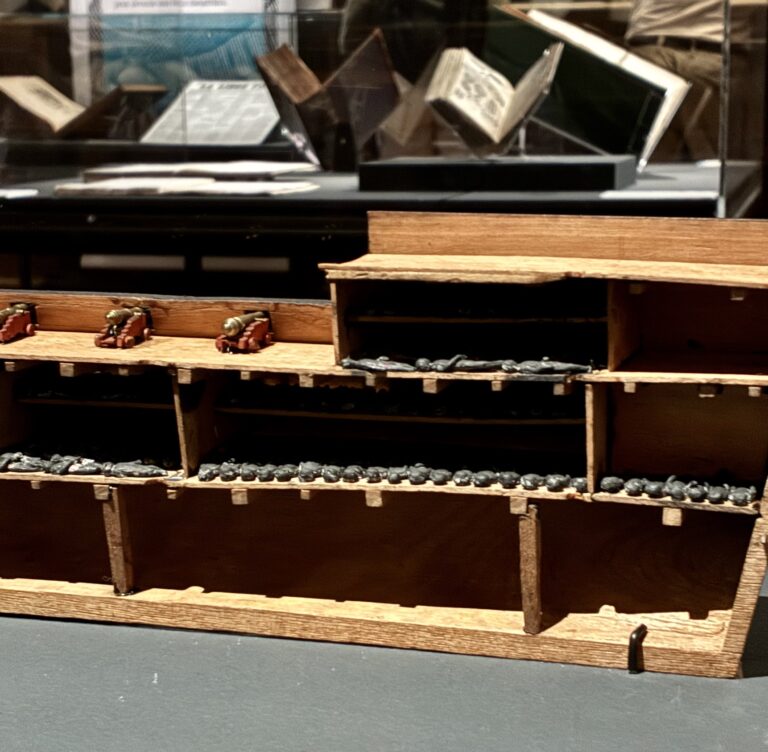 Gros plan sur la maquette du Brooks, où l’on peut voir les figurines en plomb représentant les esclaves entassés dans les ponts et entreponts © Soraya Patel De Zorzi