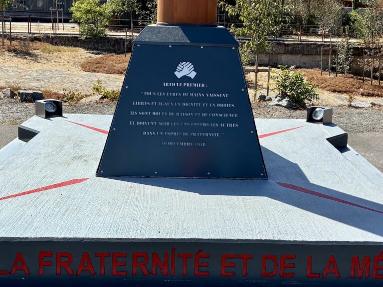 Le premier article de la Déclaration Universelle des Droits de l’Homme est reproduit sur le Mât de la Fraternité de Nantes © Soraya Patel De Zorzi