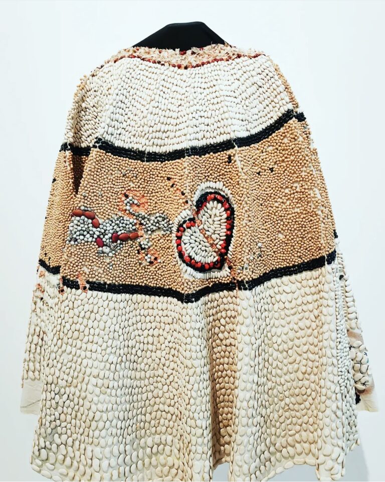 Manteau de restitution de la série Plusieurs manteaux to Bispo © Fabiana Ex-Souza
